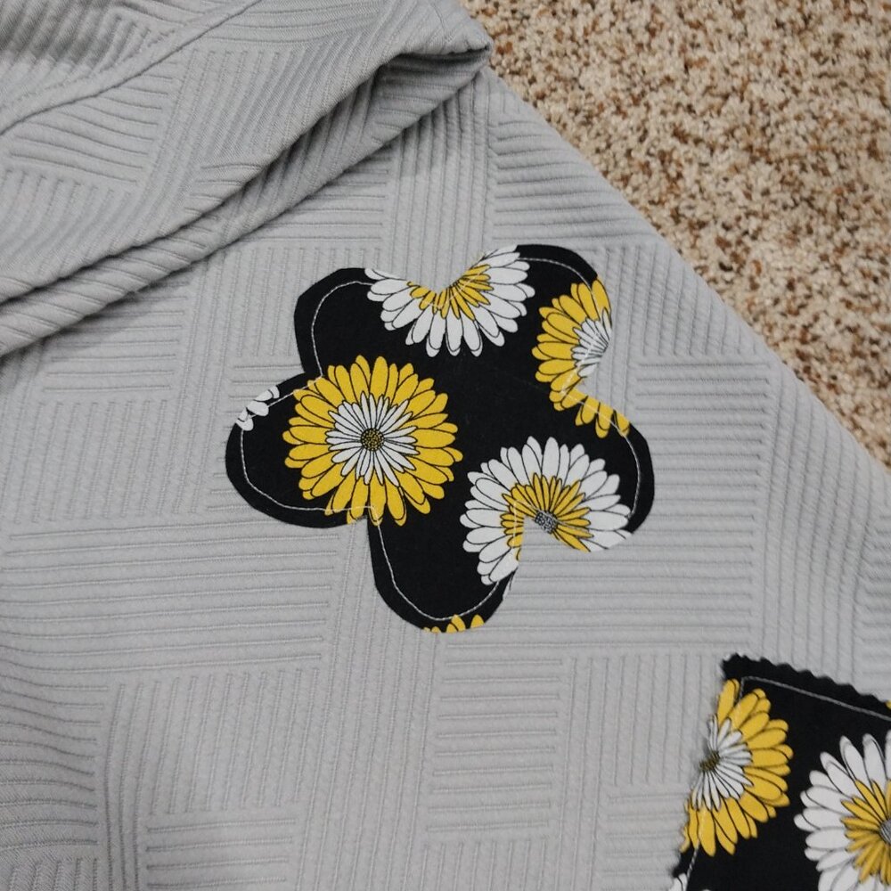 3698 Size XL Double Take NWT 2 piece Upcycled Quilted Look Grey with Black Daisy - Picture 3 of 14